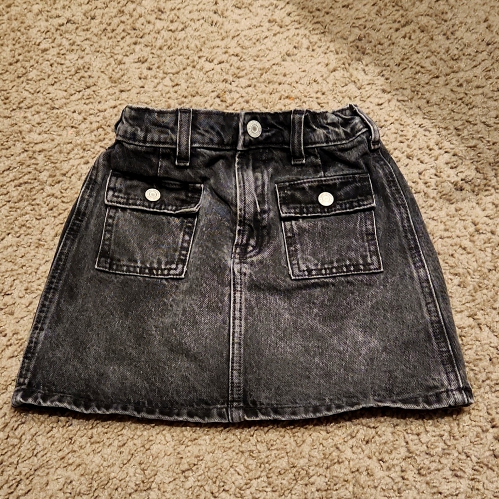 Cute! Gap brand Black skirt. Size 6. Worn twice!